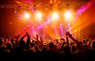 How Professional Entertainment Programs Transform Hotel Guest Experience